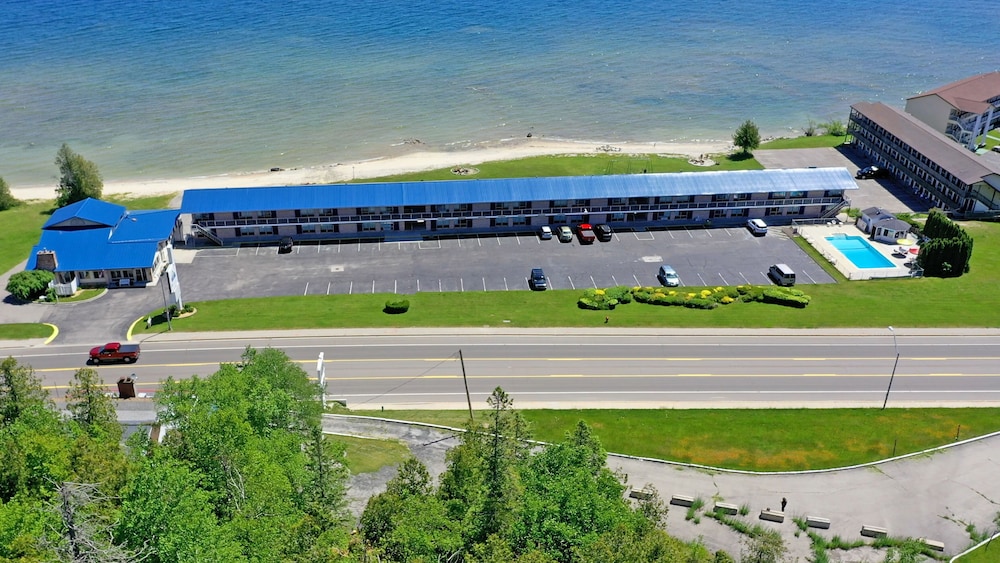 Days Inn Suites By Wyndham St Ignace Lakefront 5/50