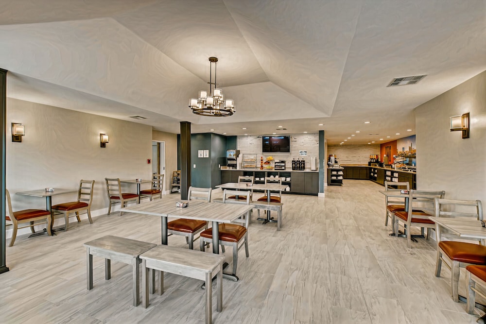 Orangewood Inn Suites Midtown 38/58