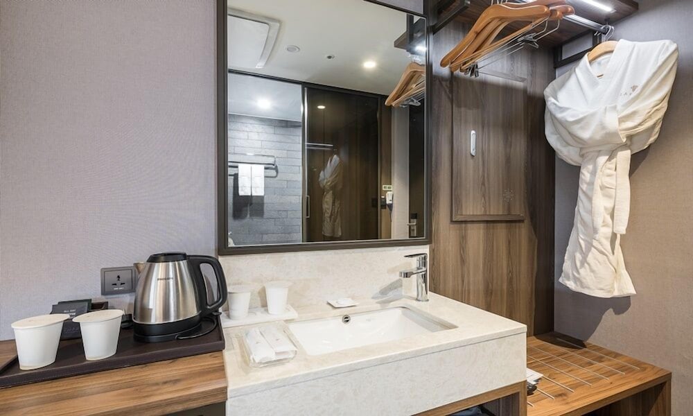Layers Hotel Hadan 50/50
