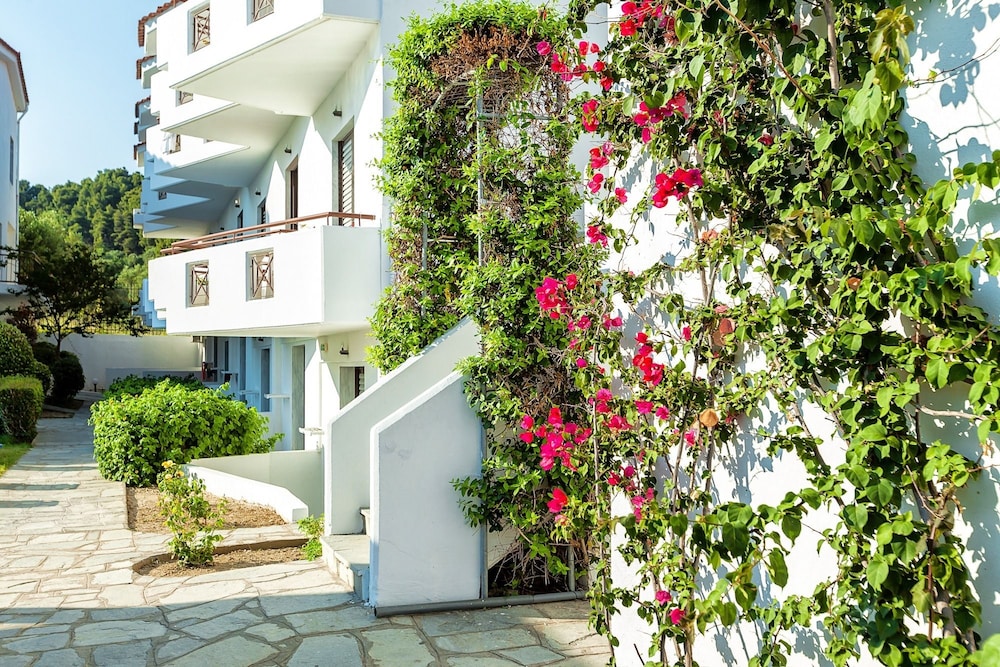Xenios Dolphin Beach Hotel 63/68