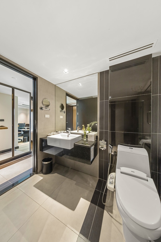 غرفة ديلوكس بسرير كينج، Golden Tulip Mandison Suites 2/2
