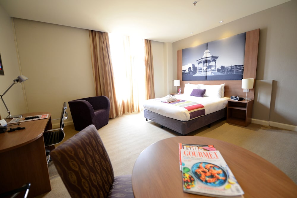 SUITE, KING BED