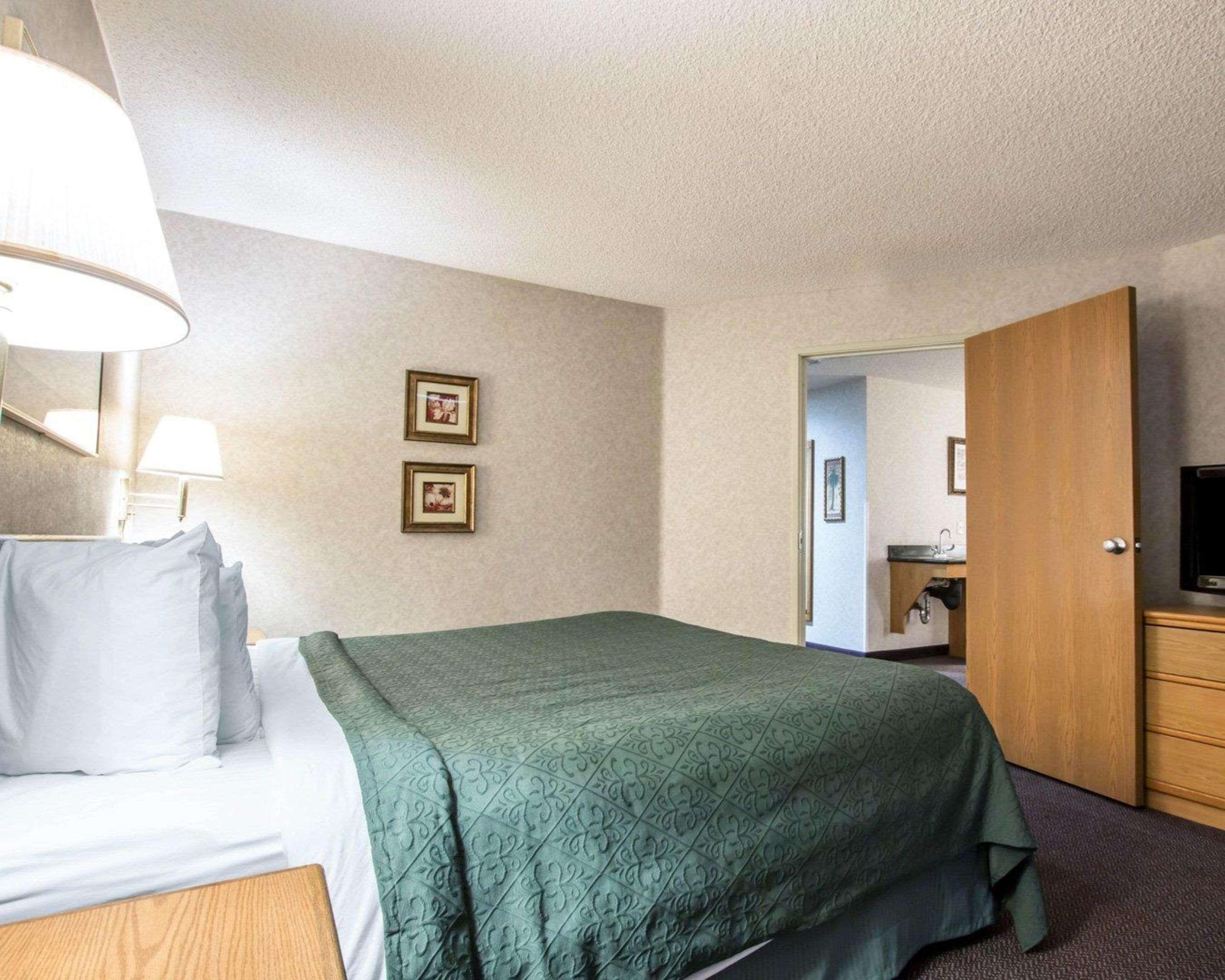 SUITE, KING BED, ACCESSIBLE