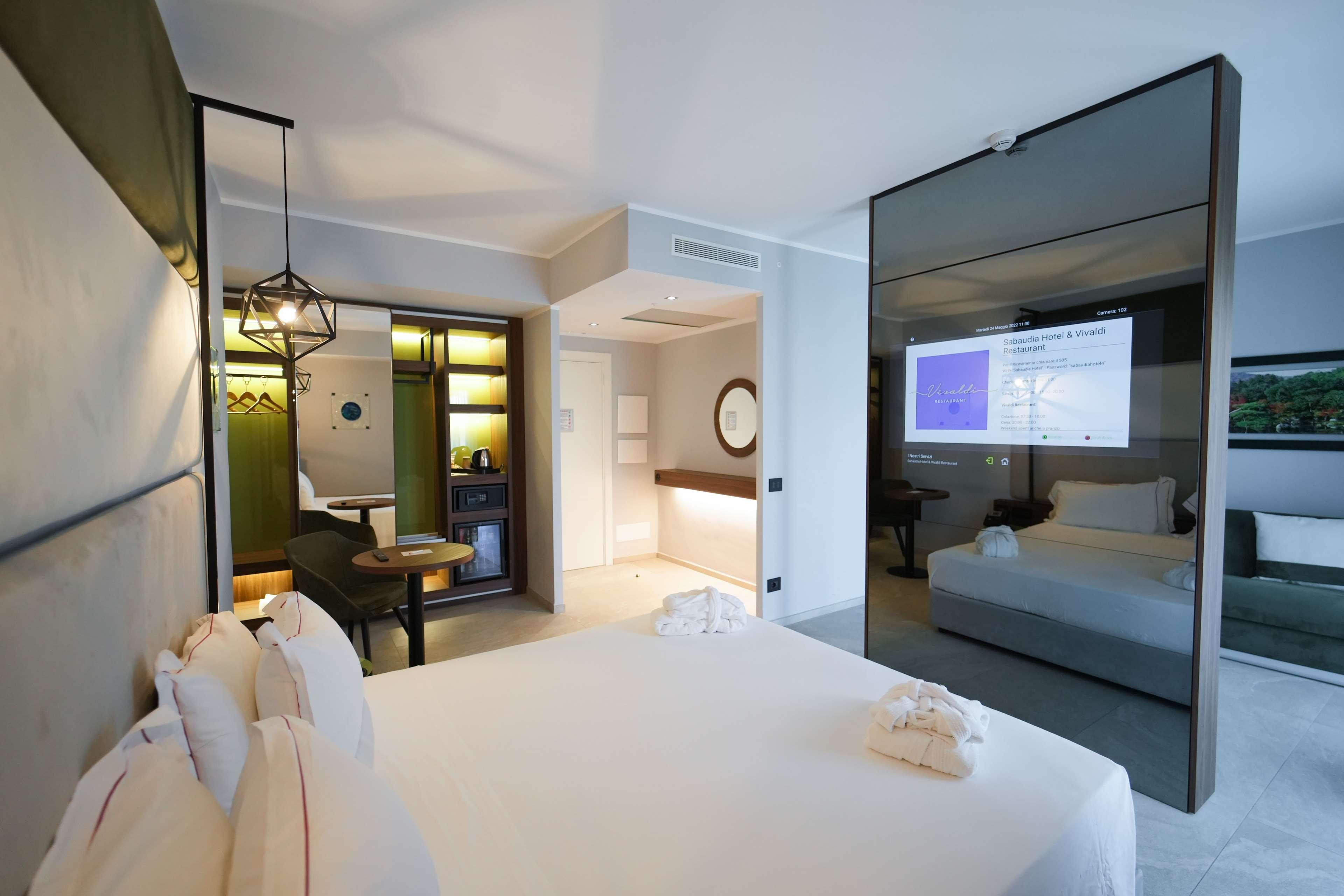 Garden, Junior Suite, Queen Bed, Private Garden, Sofa