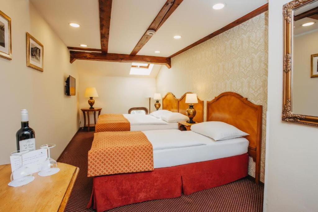 Room, Triple, Attic