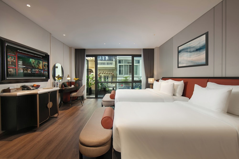 Le Premier Hotel & Rooftop Bar 12/50