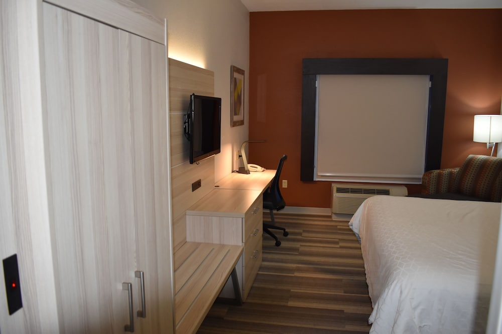 Holiday Inn Express Hotel Suites Mcpherson 23/64