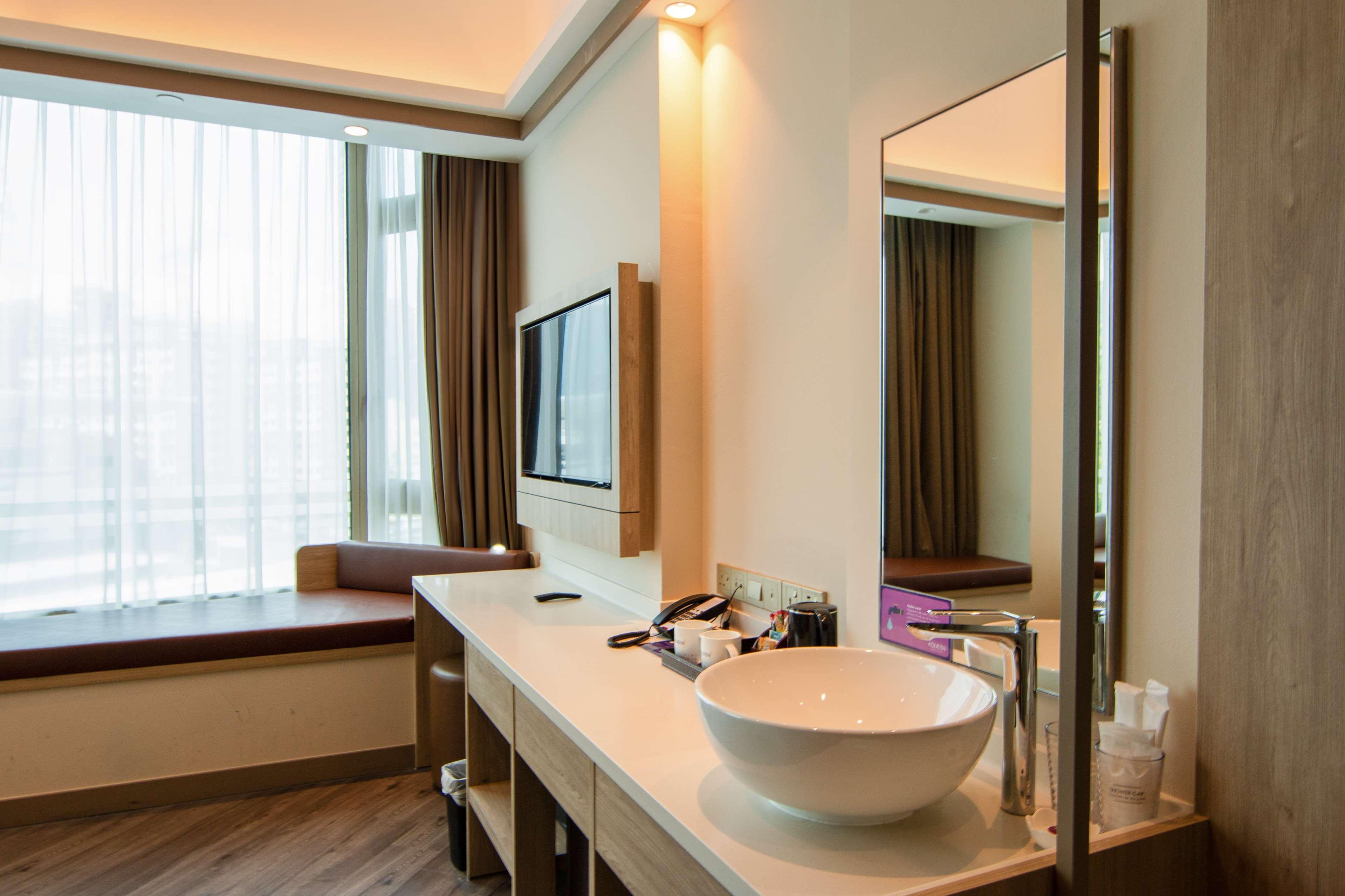 Aqueen Prestige Hotel Jalan Besar 40/42