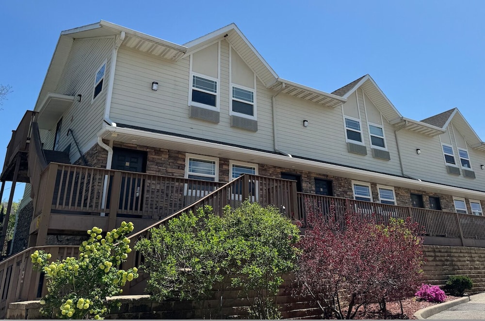 Price Pointe Inn 3/42