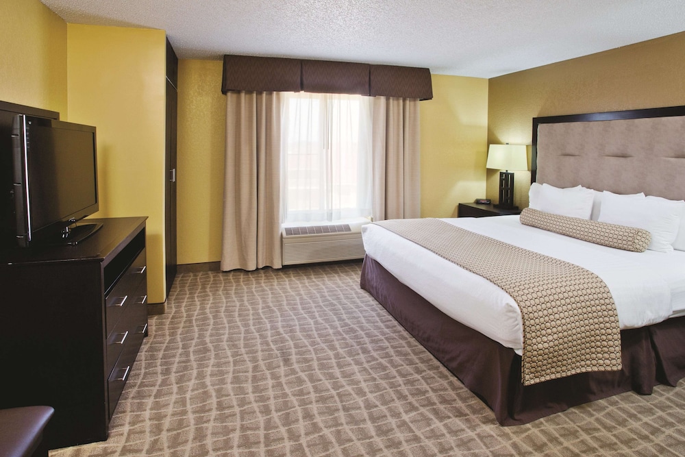 La Quinta Inn & Suites by Wyndham Hot Springs 20/57
