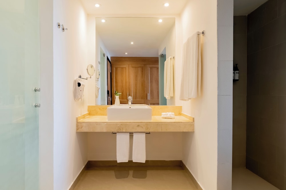 Sun Club, Junior Suite, King Bed, Ocean Front