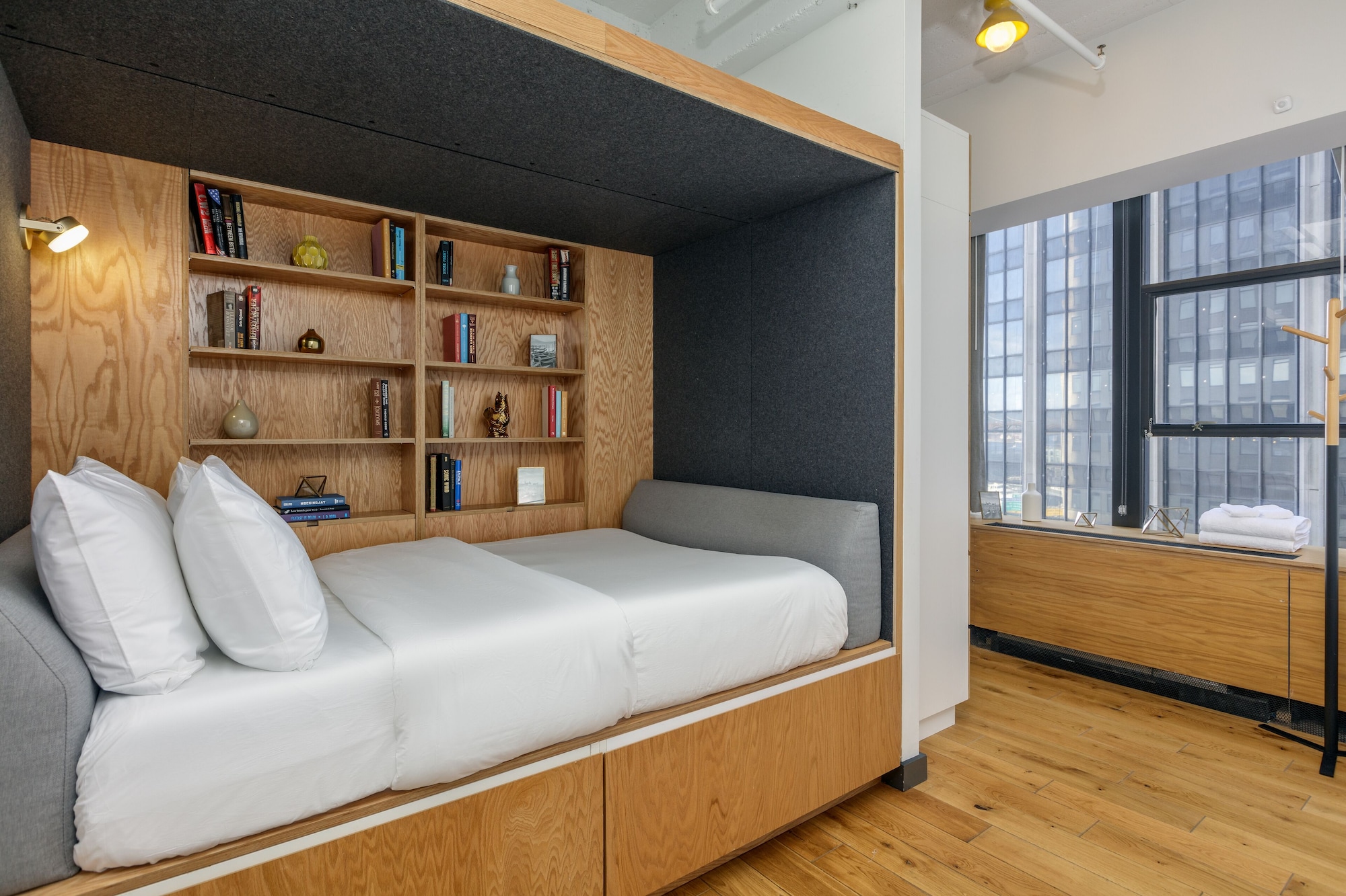 1 Bedroom, Queen Murphy Bed, Queen Bed