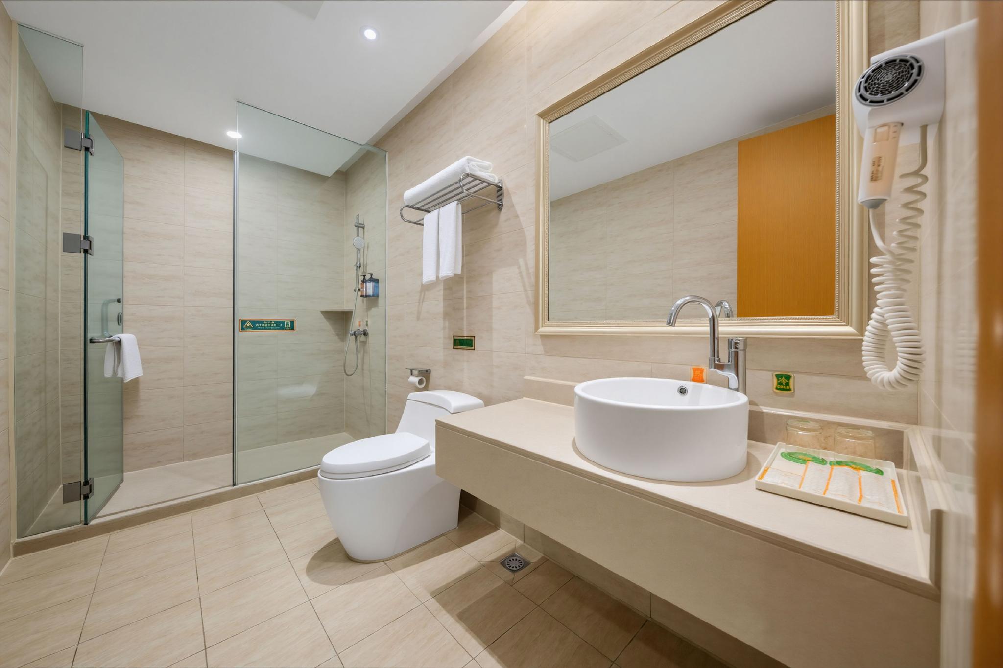Vienna Hotel (Huizhoushi Lilin North Station) 54/58