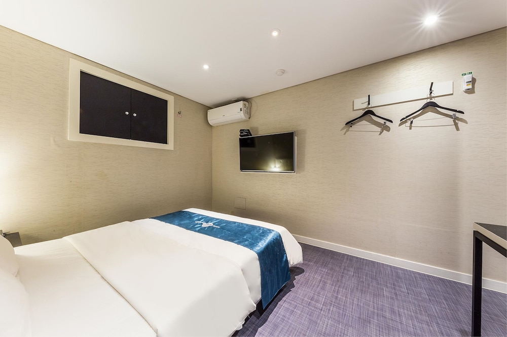 Hotel The Blue Cheonho 10/21