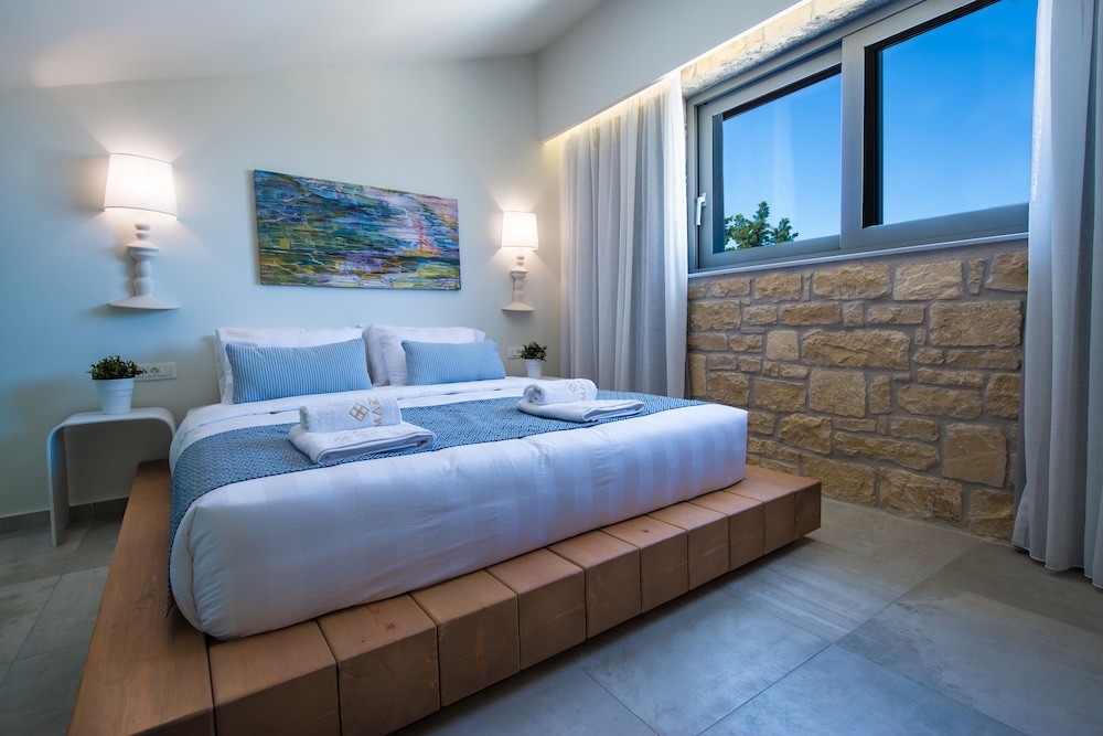 SUITE, POOL VIEW, TWO STORY