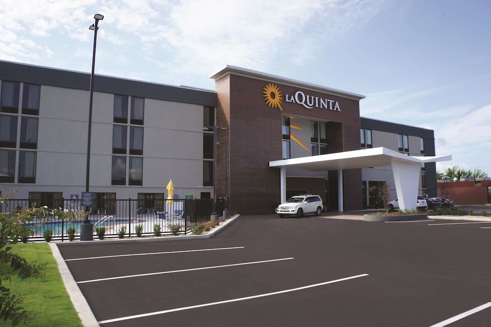 La Quinta Inn And Suites By Wyndham Columbus Ms 23/29