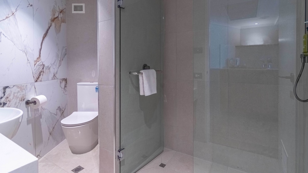 غرفة بريميوم بسريرين كوين بشرفة، Holiday Inn Port Moresby 9/10