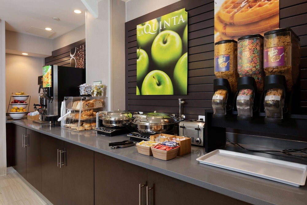 La Quinta Inn & Suites by Wyndham New York City Central Park 45/61