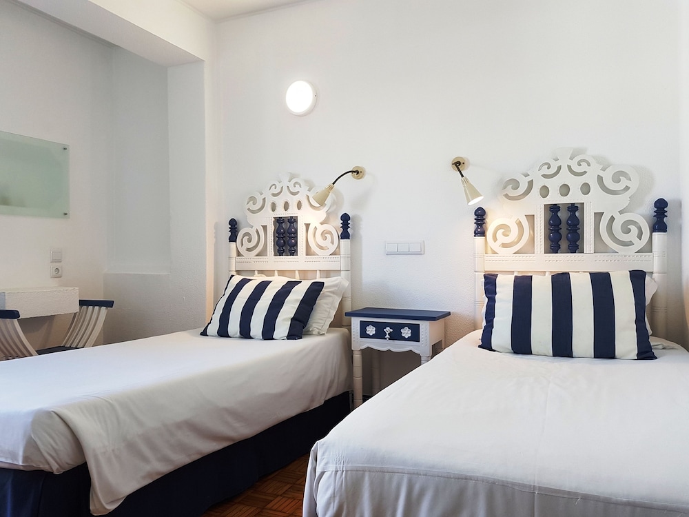 1 BEDROOM, APARTMENT, 4 BEDS