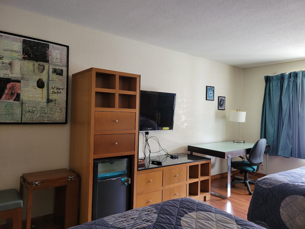 Surrey Inn Hotel 41/61