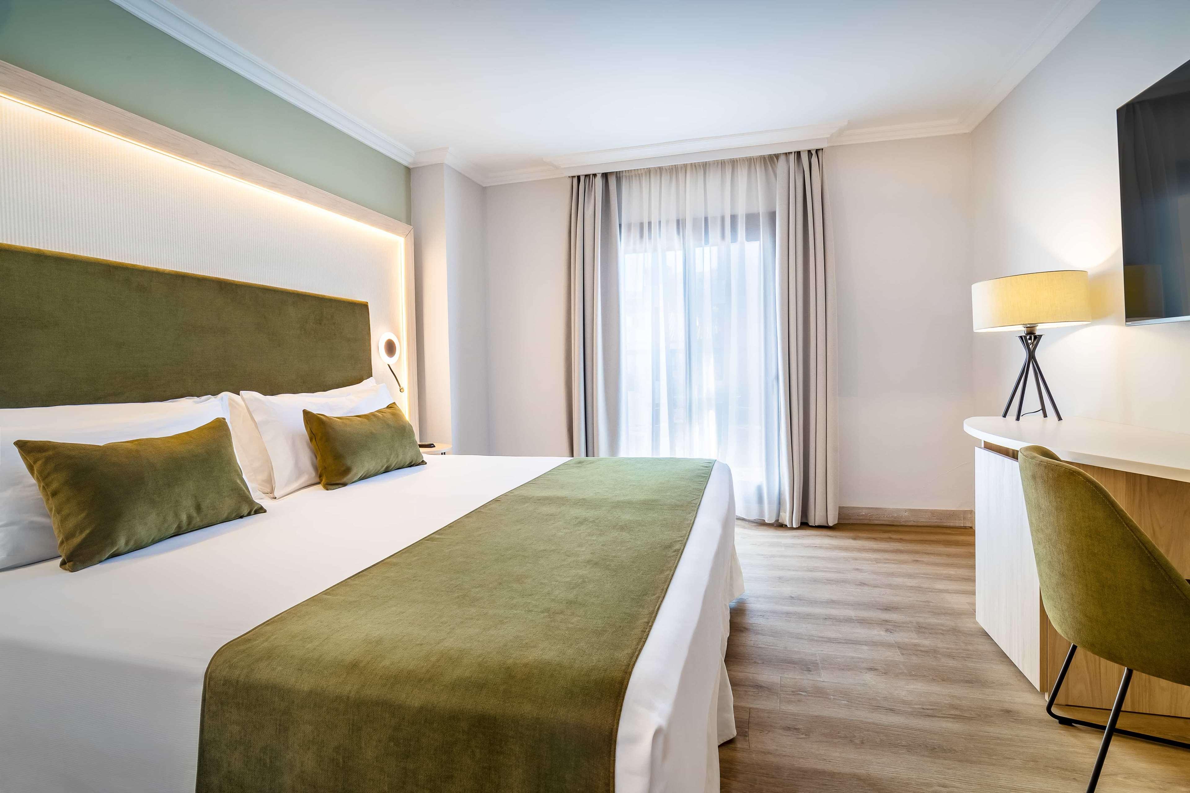 غرفة بسرير مزدوج بشرفة مع أريكة، Barcelo Isla Canela 3/6