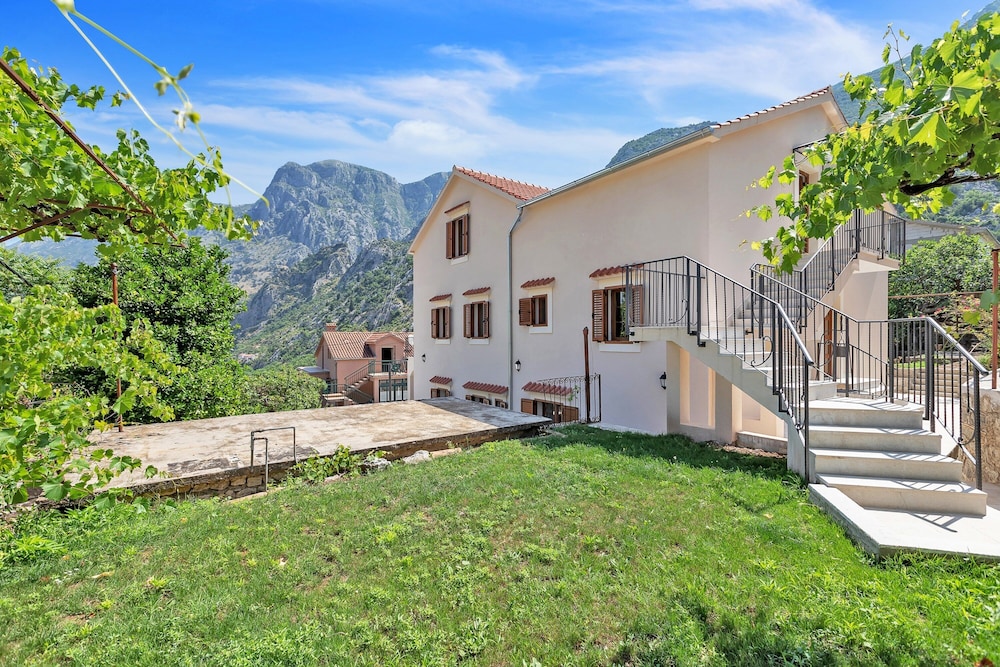 Apartments Mezini 11 37/50