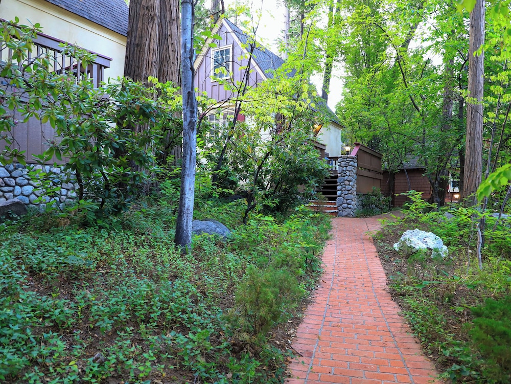 Saddleback Inn 38/44