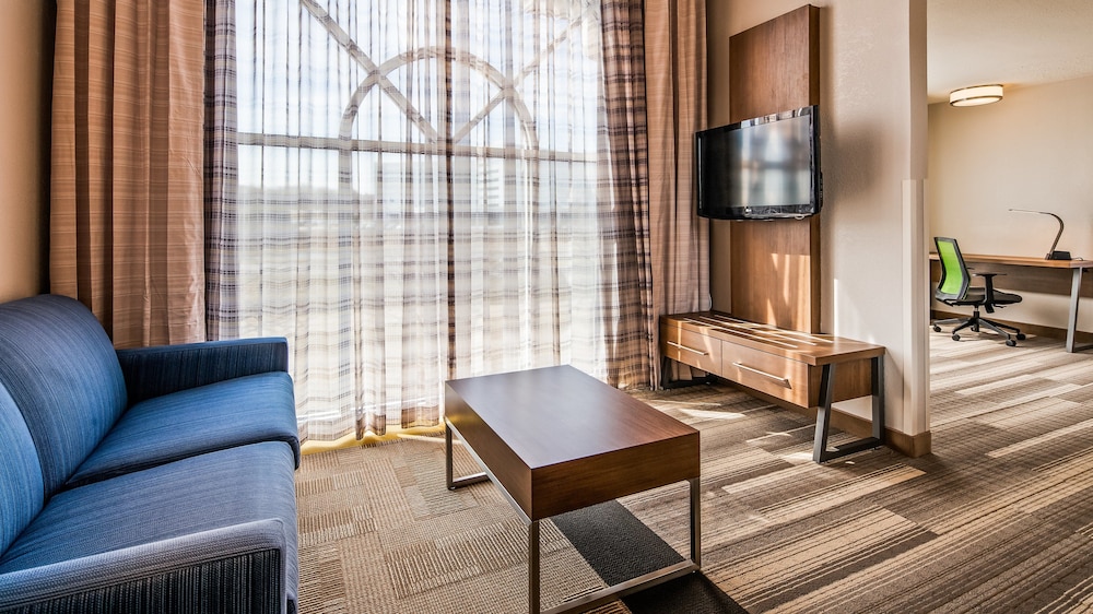 Holiday Inn Express Hotel And Suites Detroit Farmington Hills 37/53