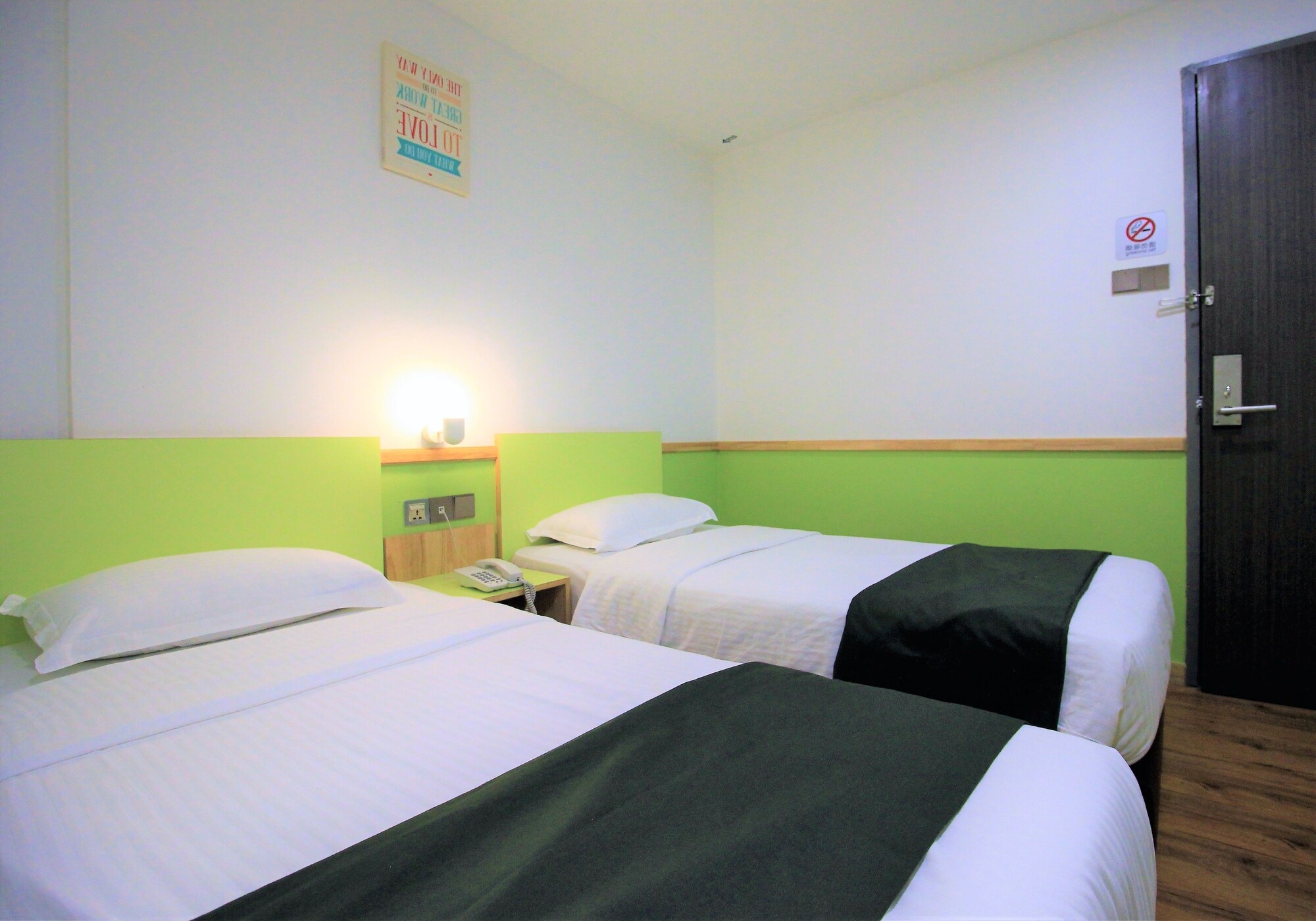 DELUXE, TWIN BEDS, NO WINDOW