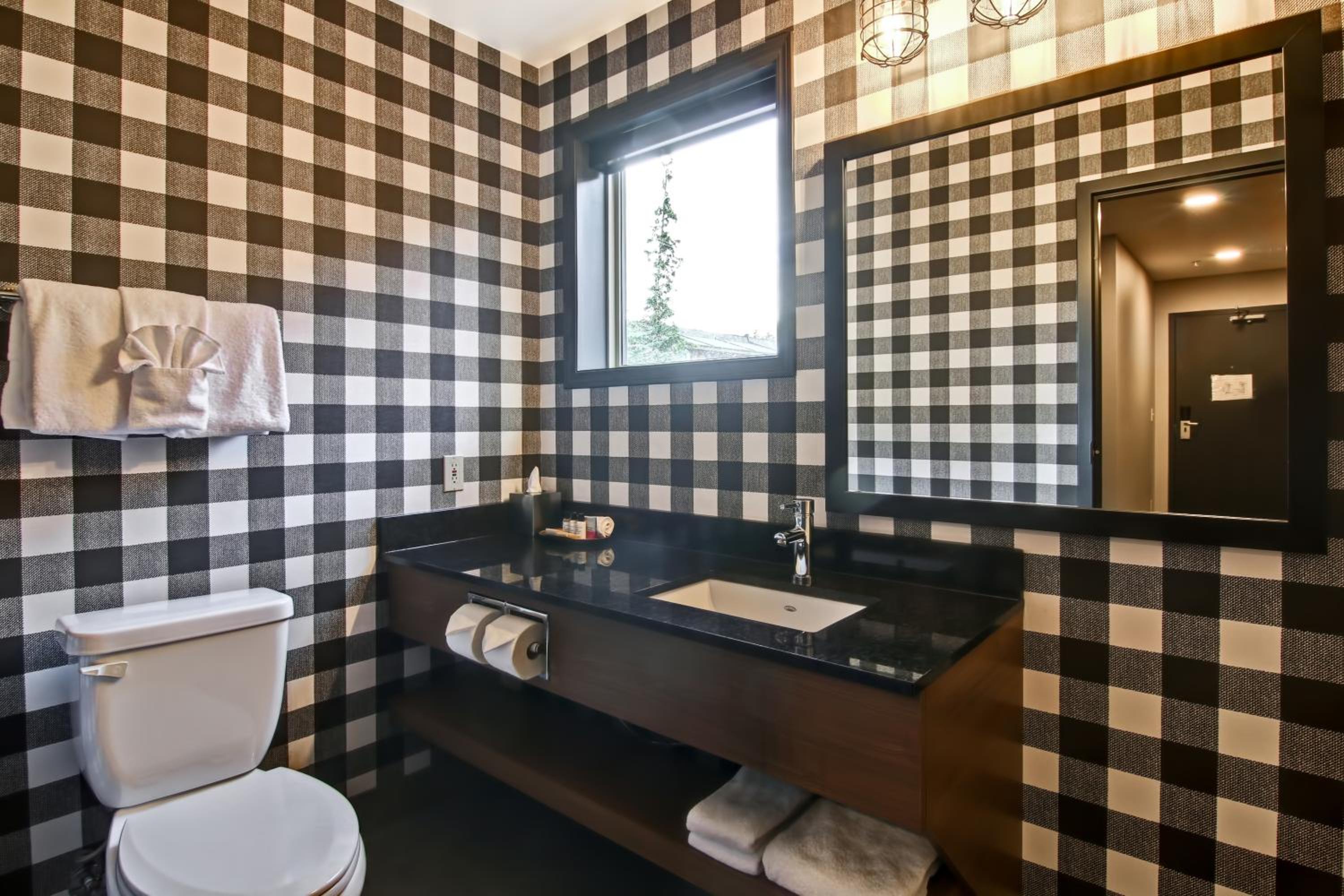 غرفة بسرير كينج بشرفة، Canalta Lodge Banff 2/3