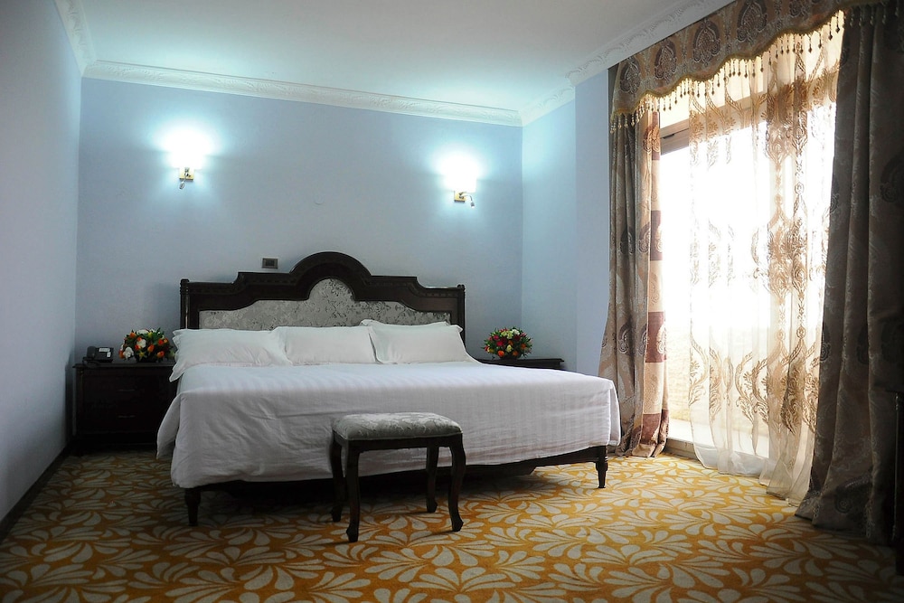 EXCLUSIVE, SUITE, KING BED