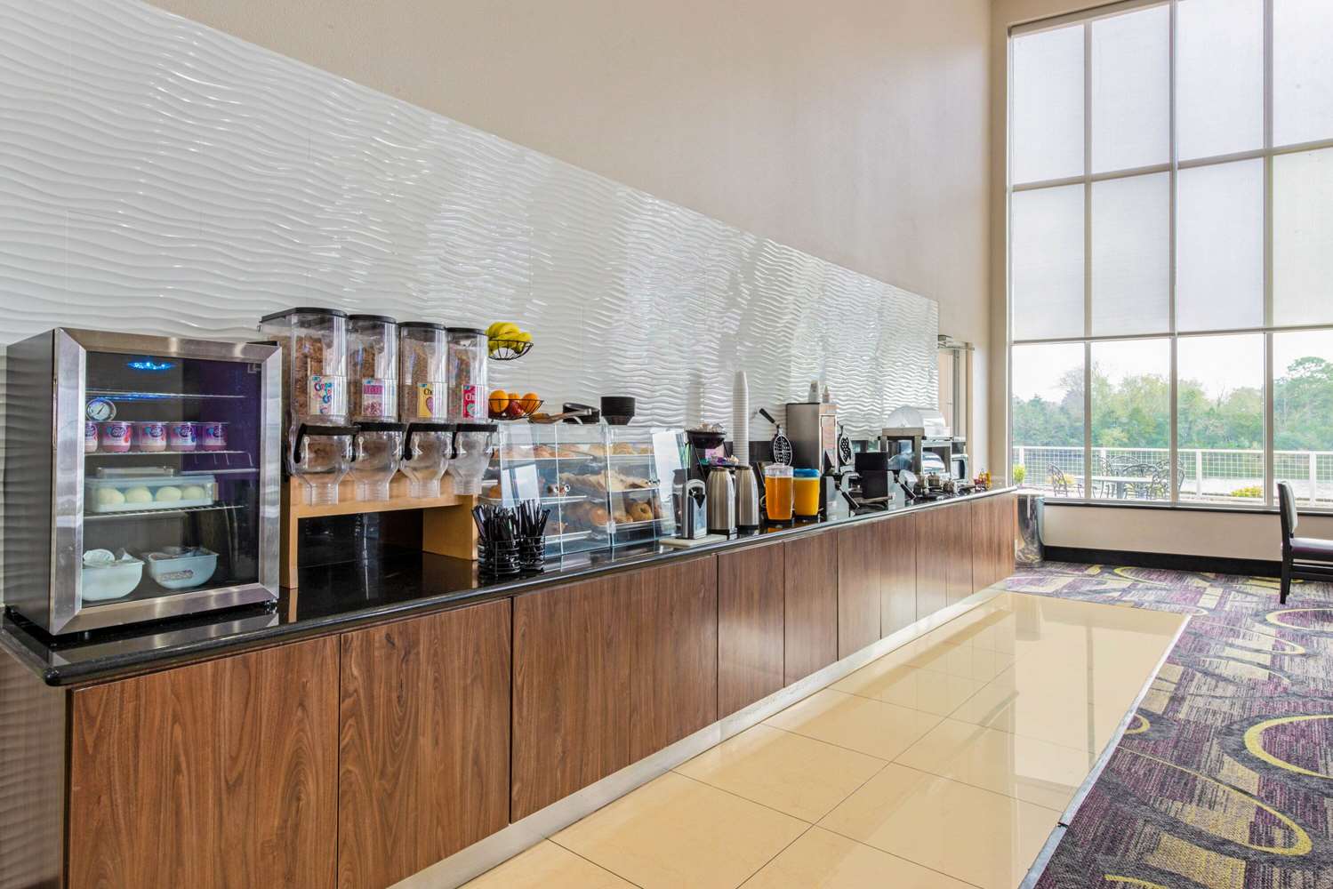 La Quinta Inn & Suites by Wyndham Bridge City 10/44