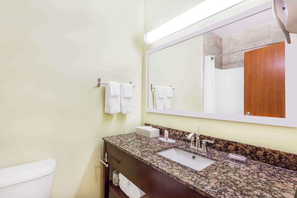 Efficiency, King Bed, Queen Bed, Ground Floor، Ramada by Wyndham Carlyle 11/13