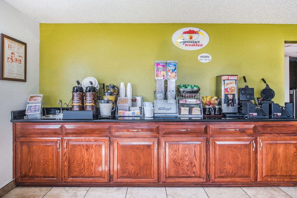 Super 8 by Wyndham Harlingen TX 4/33
