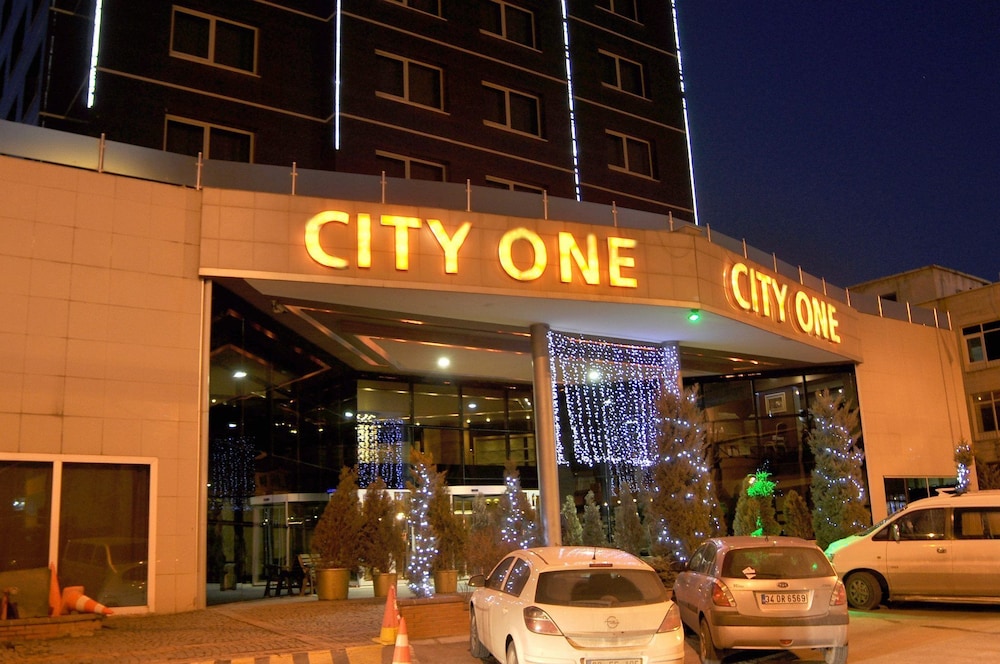 City One 2/43