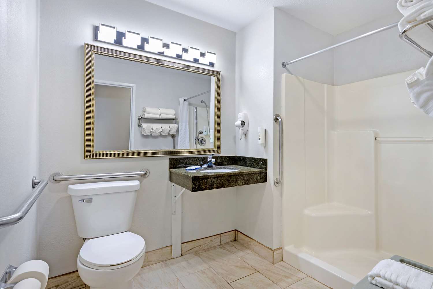 Quality Inn Suites Fort Madison Near Hwy 61 21/21