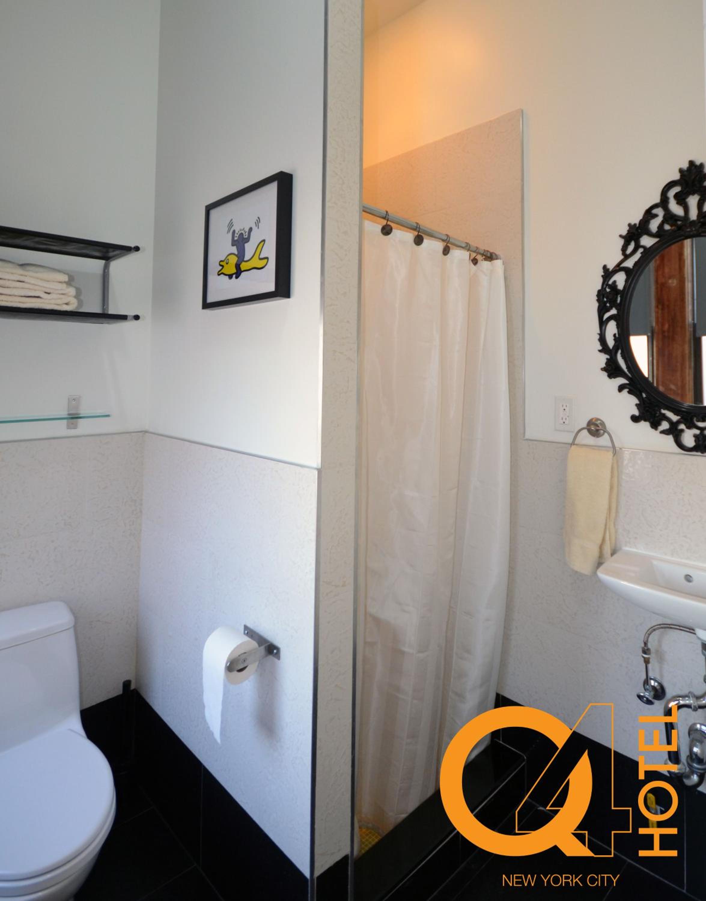 سكن مشترك بأربعة أسرّة للرجال، Q4 Hotel And Hostel 2/2