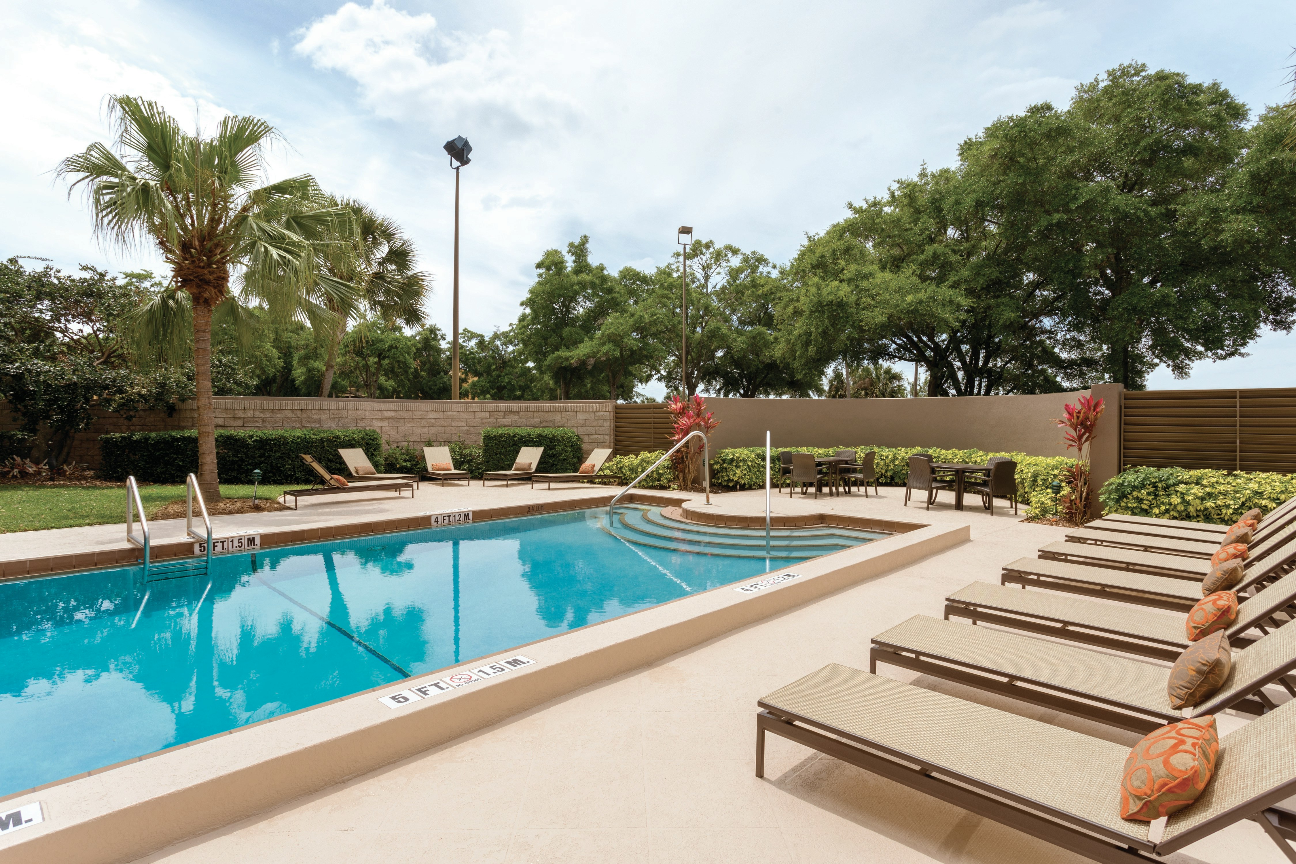Embassy Suites by Hilton Orlando International Drive ICON Park 84/86
