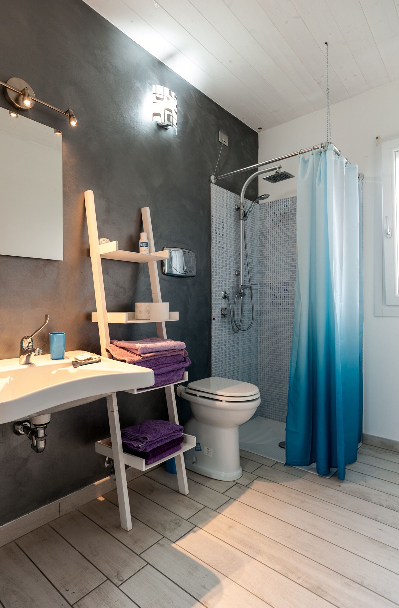 غرفة إليت ثلاثية بسرير كوين مع أريكة، B&B Il Giardino Di Rebecca 8/9