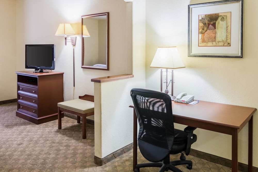Baymont Inn & Suites by Wyndham Glen Rose 38/46