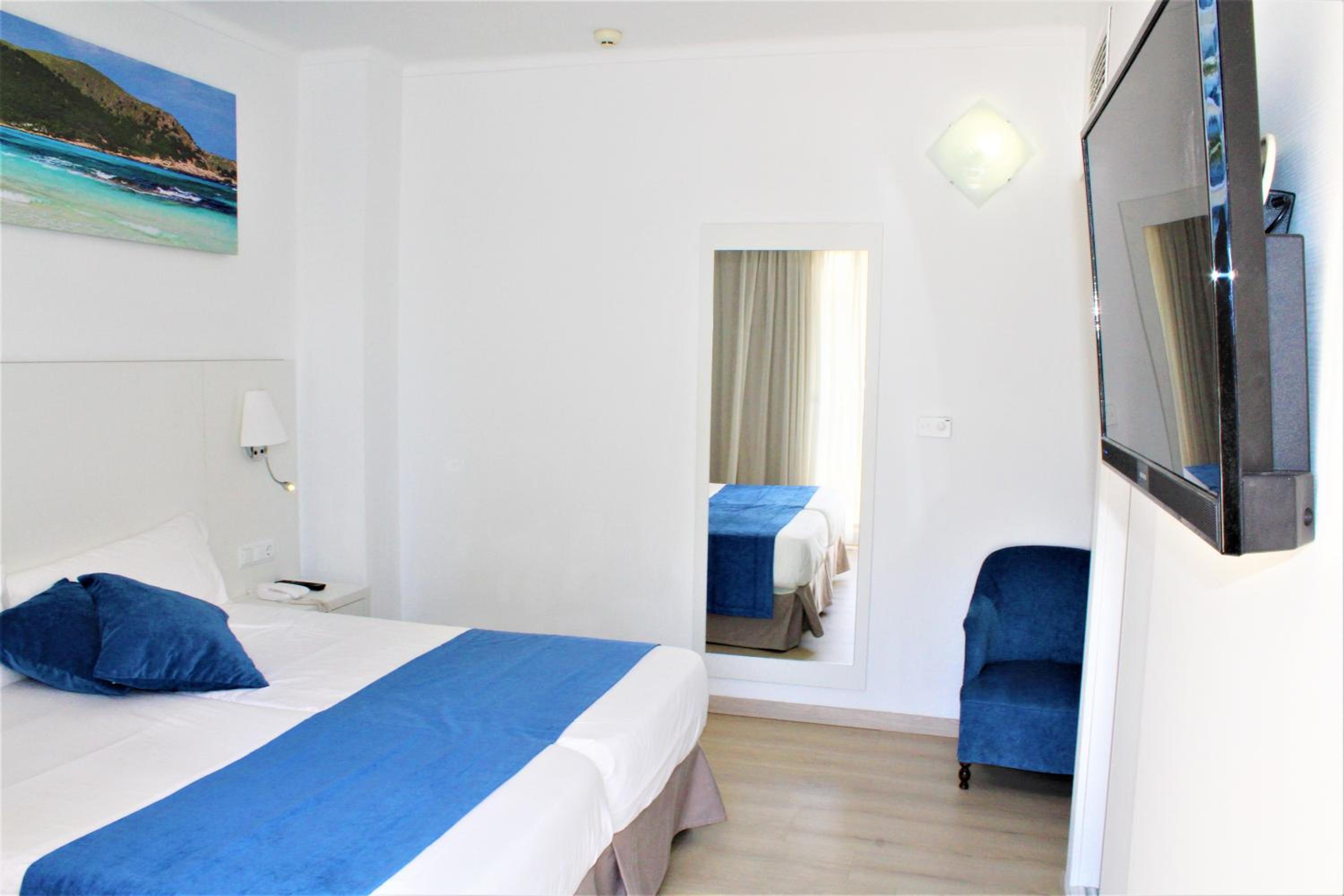 Room, Twin Beds, with Extra Bed, Side Sea View