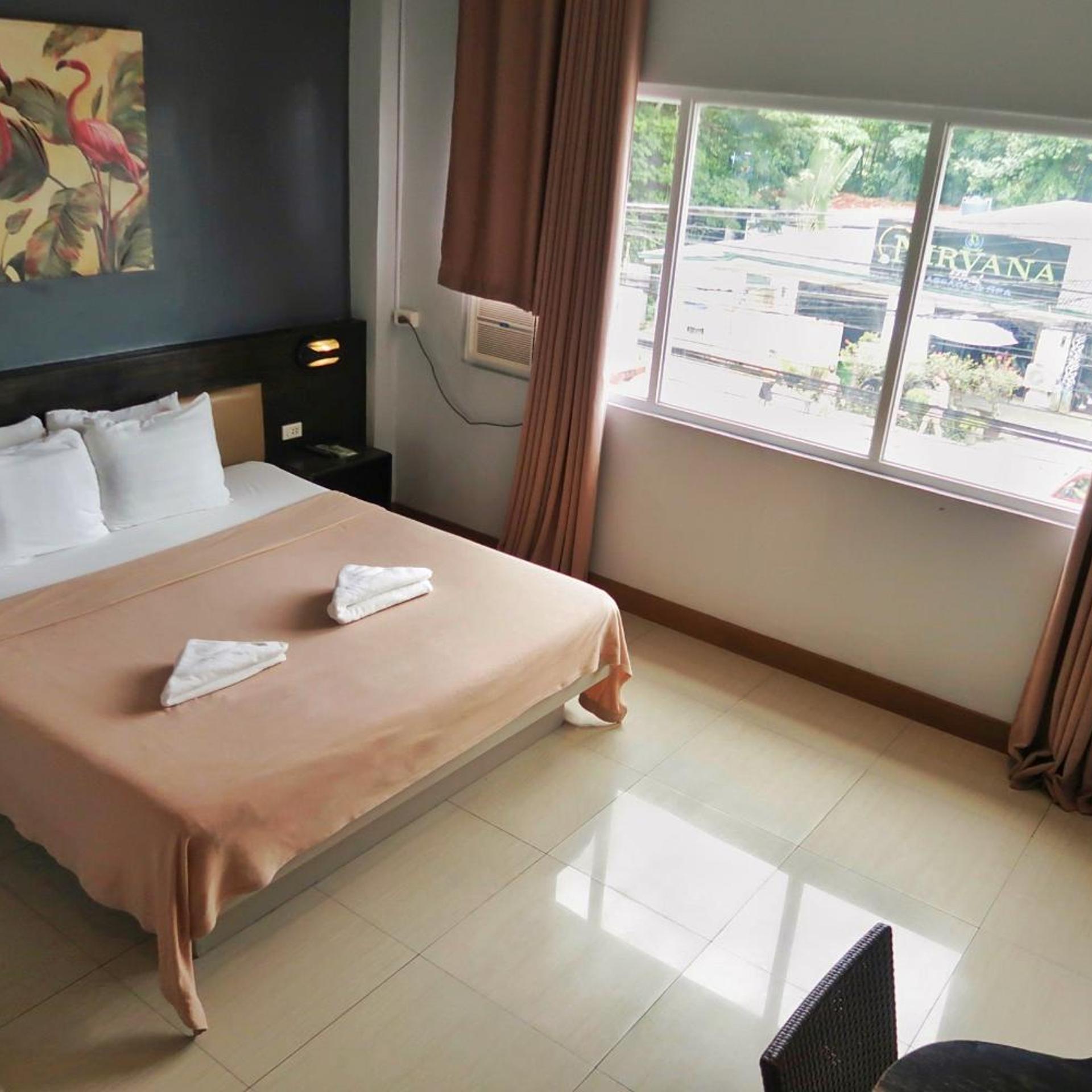 Leux Hotel 9/40