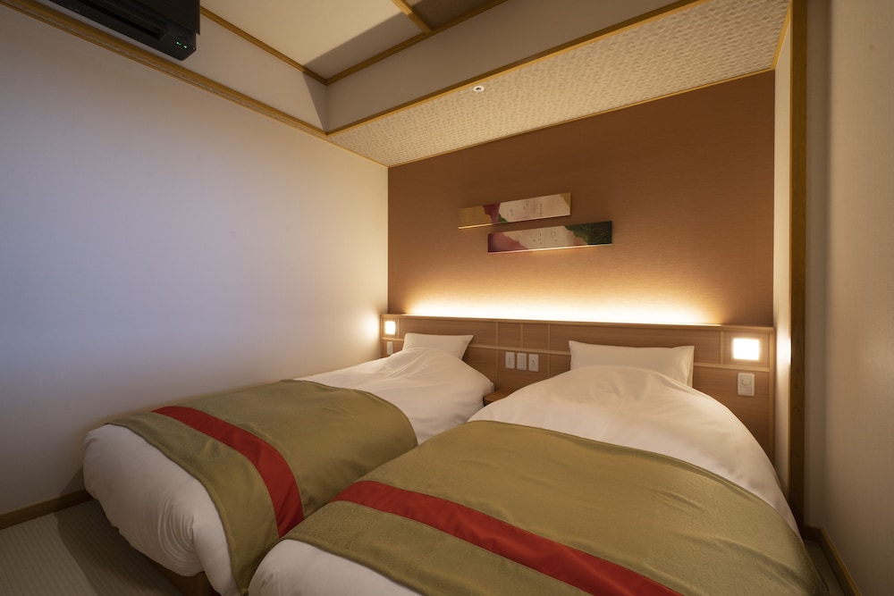 ROOM, QUADRUPLE, MULTIPLE BEDS