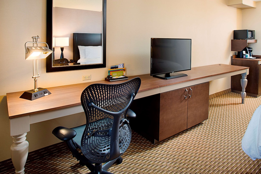 Hilton Garden Inn Hartford North/Bradley Intl Airport 48/50