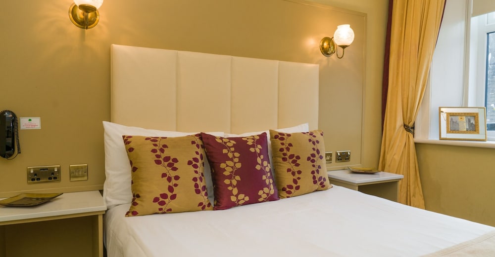 Bush Hotel 12/38