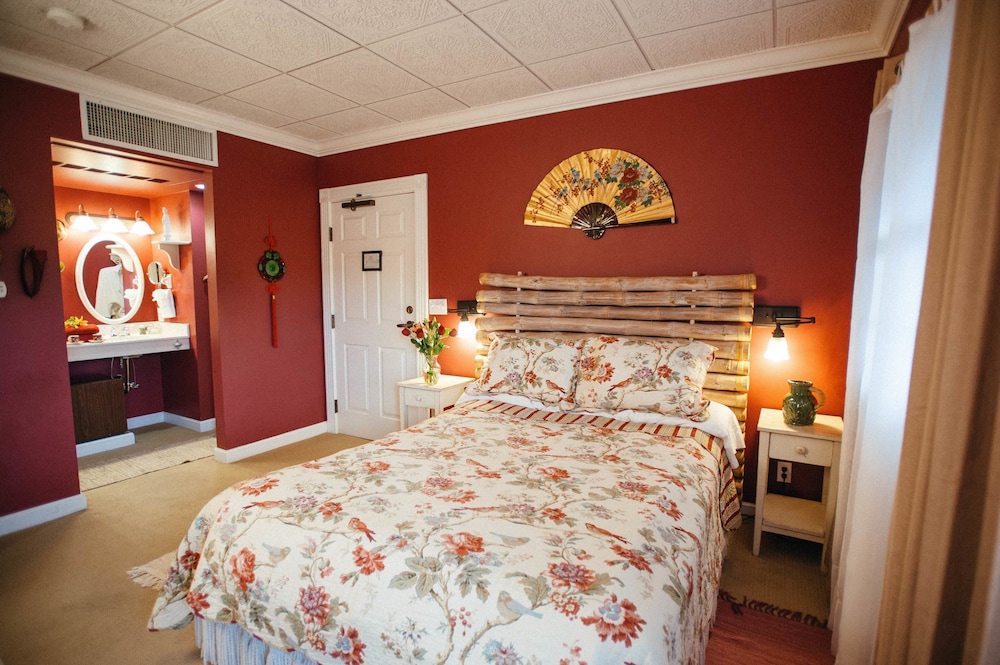 Oriental, Queen Bed, Hot Tub