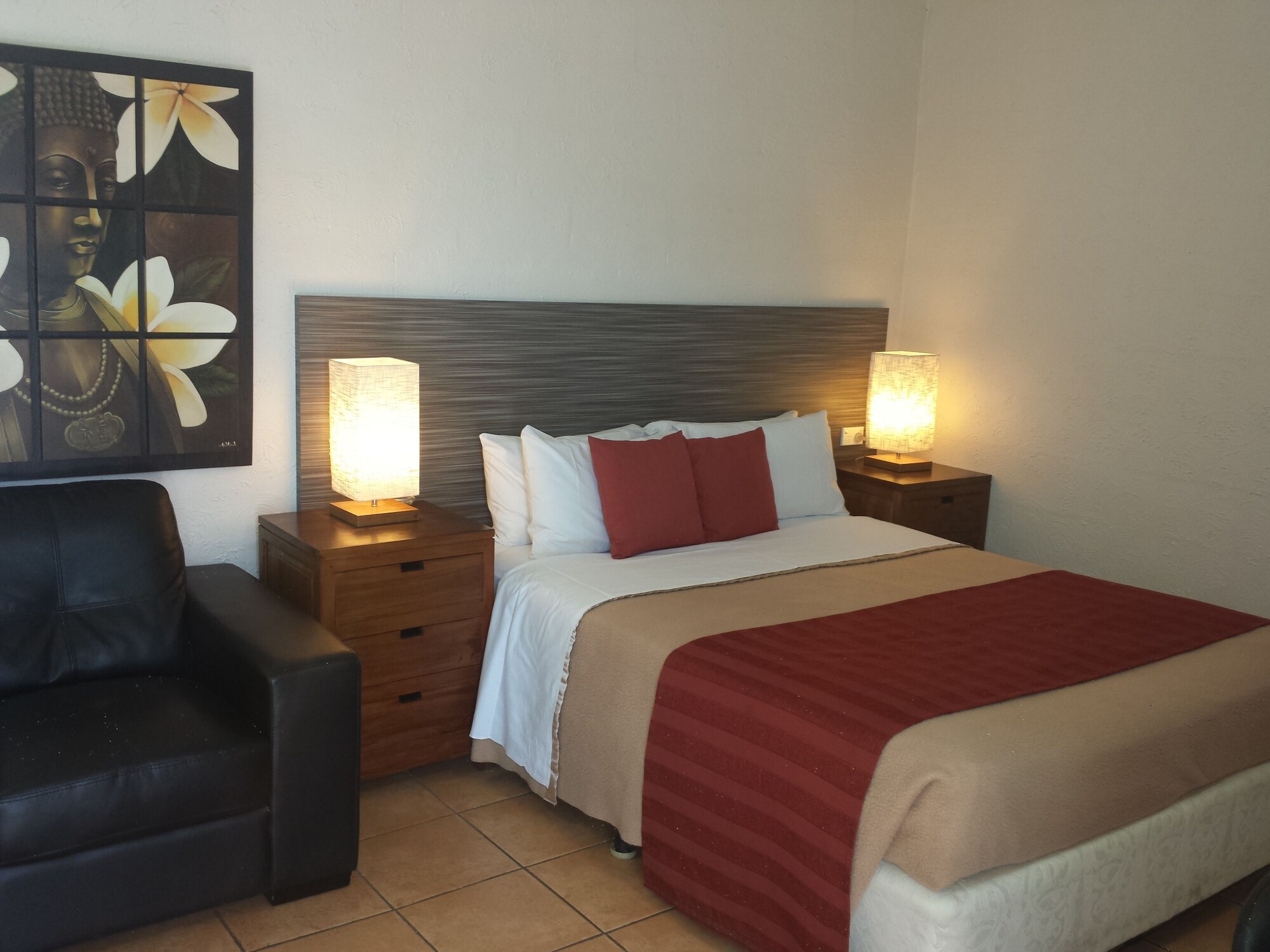 Deluxe, Single, Queen Bed