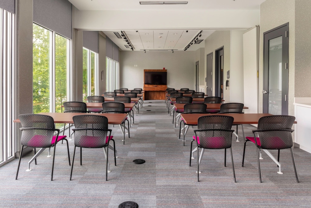 Aloft Nashville Airport 25/33
