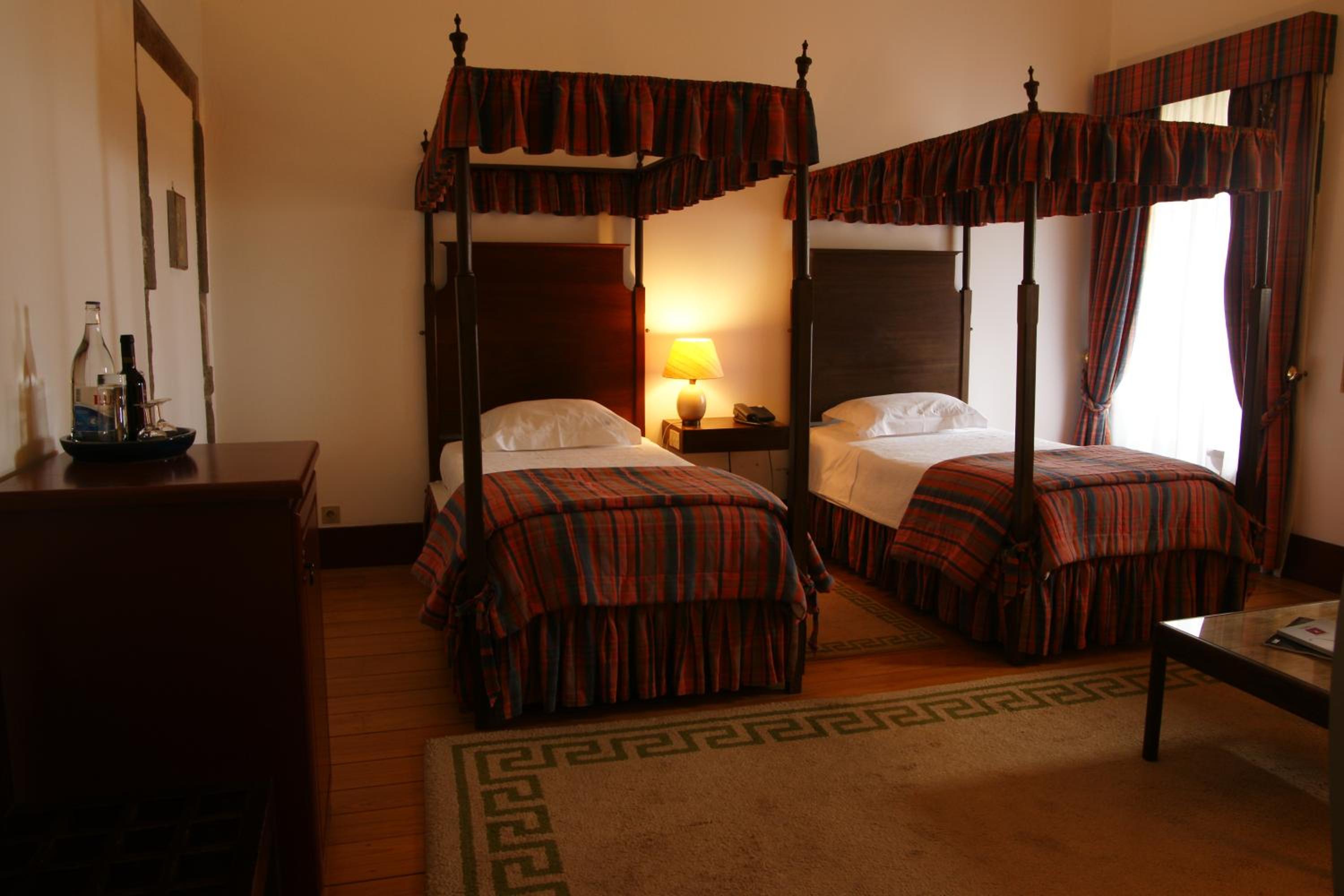 غرفة بسرير مزدوج أو سريرين منفصلين، Pousada Mosteiro De Guimaraes - Monument Hotel 2/4