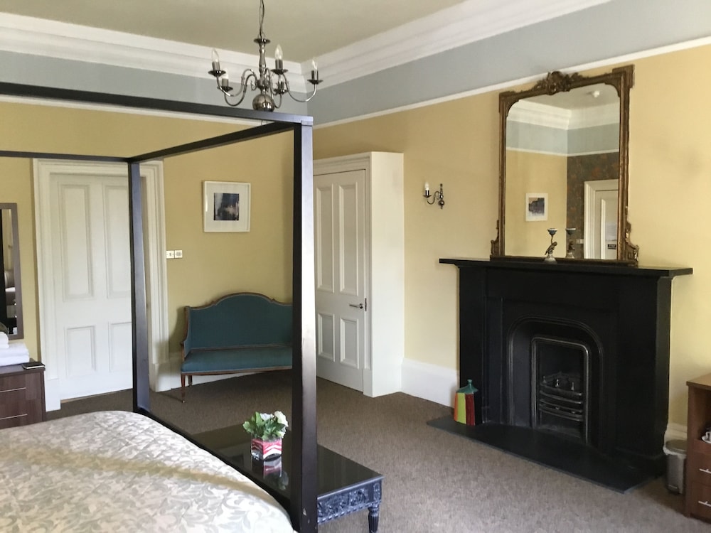 The Salisbury Hotel 3/53